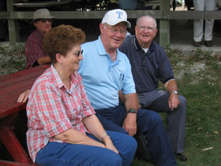 Sue, Gene, and [help!]. Dick Fricke (in the background), lives in that other burgoo-making town, Utica, IL.