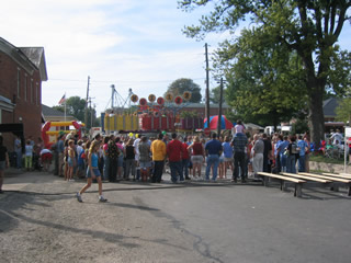 Big crowd for the frog and turtle races!