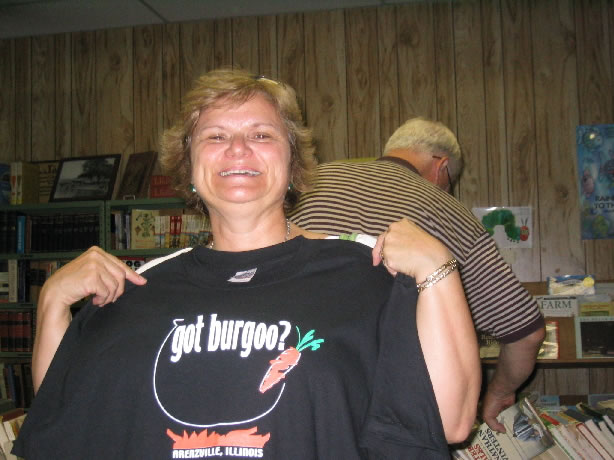 Burgoo 2005 - Bonny Cox tries out a Burgoo T-shirt