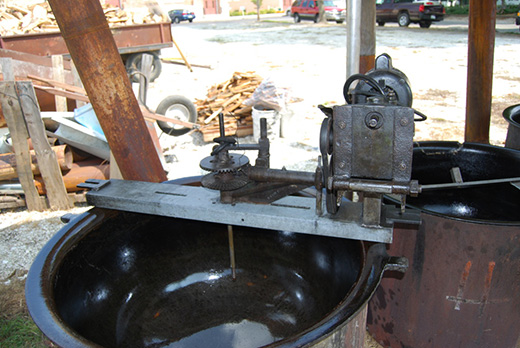 Stirring mechanism mounted on a kettle